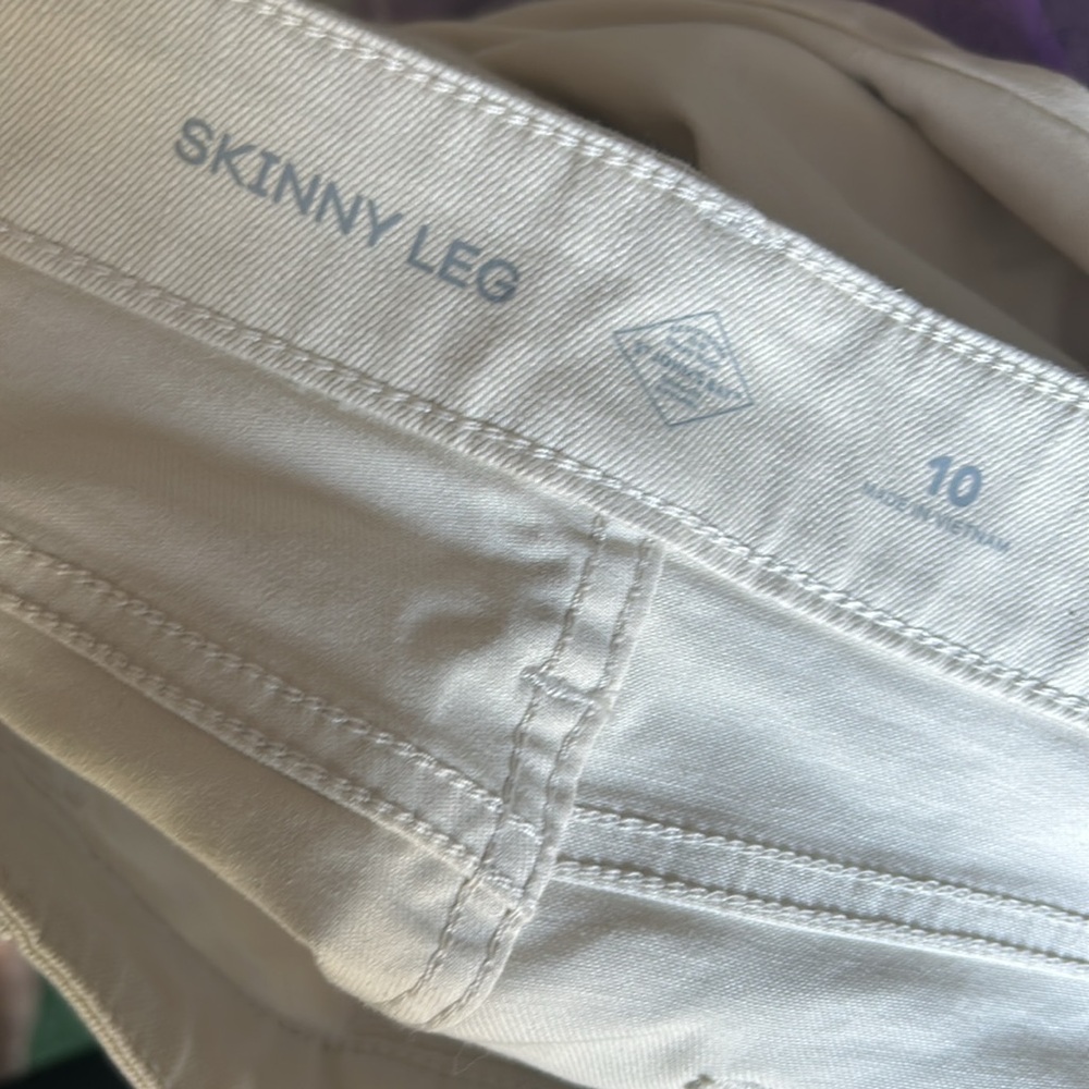 NWT St. John’s bay birch color mid rise skinny jeans - Picture 4 of 5